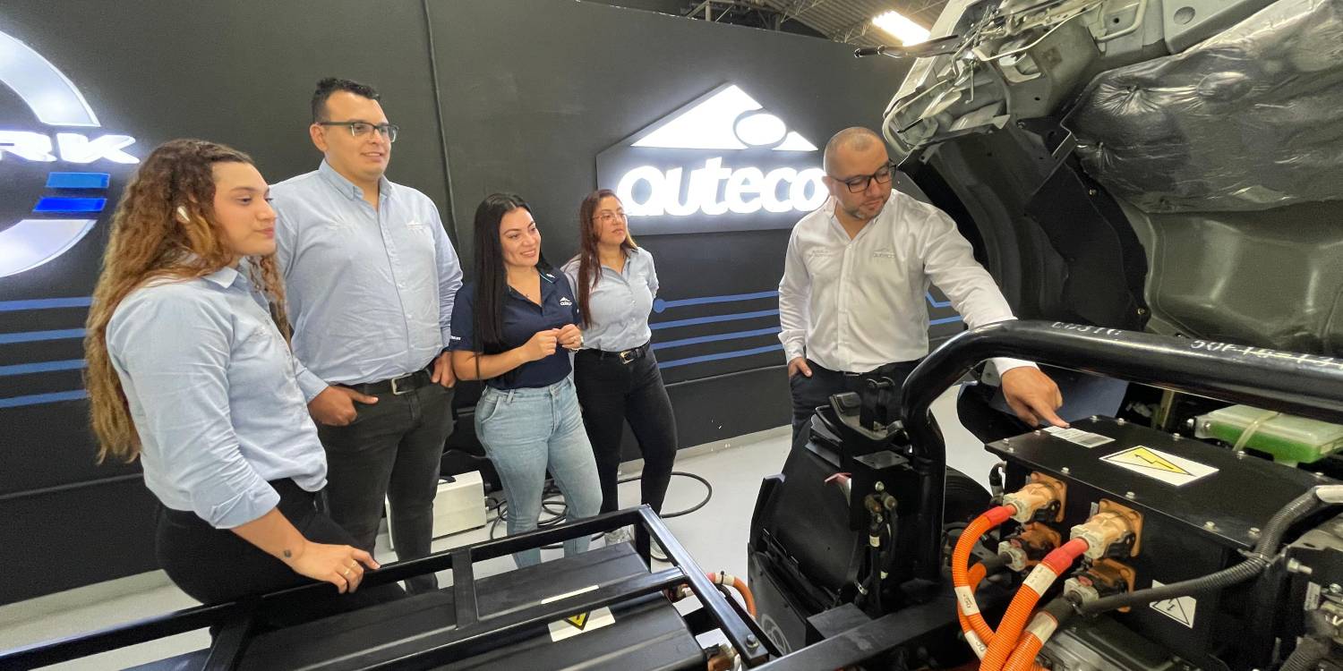 Aquí lo vemos compartiendo su conocimiento con algunos compañeros de la empresa. FOTO: JAIDER ESCOBAR