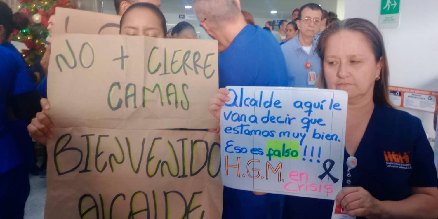 Peticiones de los empleados del Hospital General al alcalde Federico Gutiérrez. /FOTO: MANUEL SALDARRIAGA.