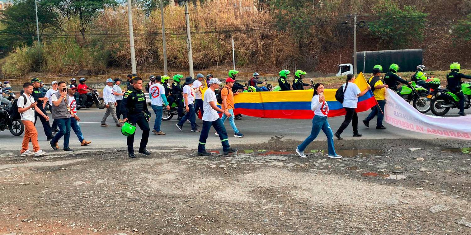 La manifestación dejó pasar carros por intervalos de cinco minutos, pero en general frenaron la movilidad. /FOTO: MANUEL SALDARRIAGA