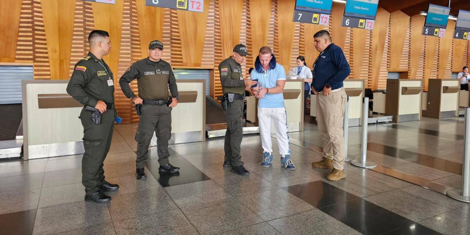 Momento en que es ubicado en el aeropuerto del Valle del Cauca. FOTO: MIGRACIÓN COLOMBIA