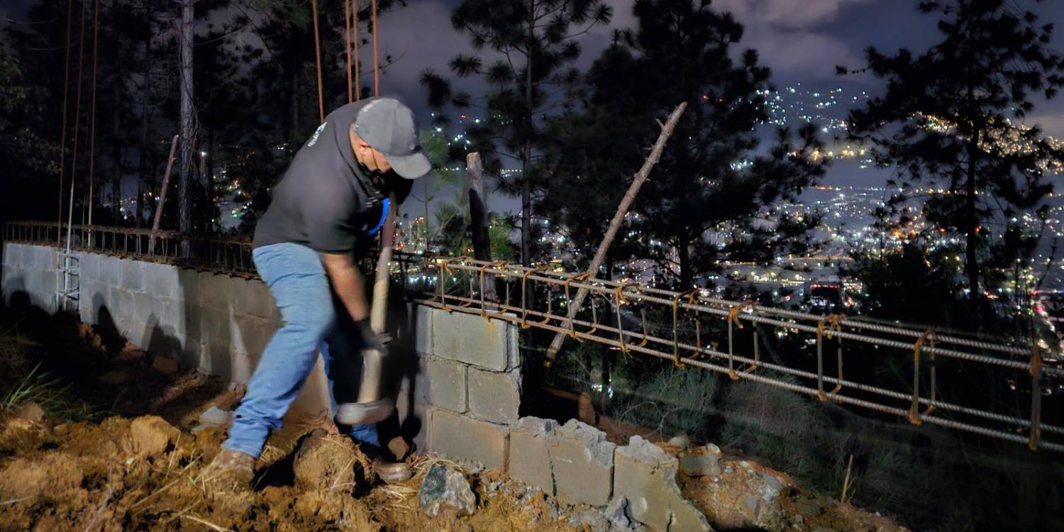 EN FOTOS: Demolieron 15 casas en construcción en el Cerro Quitasol
