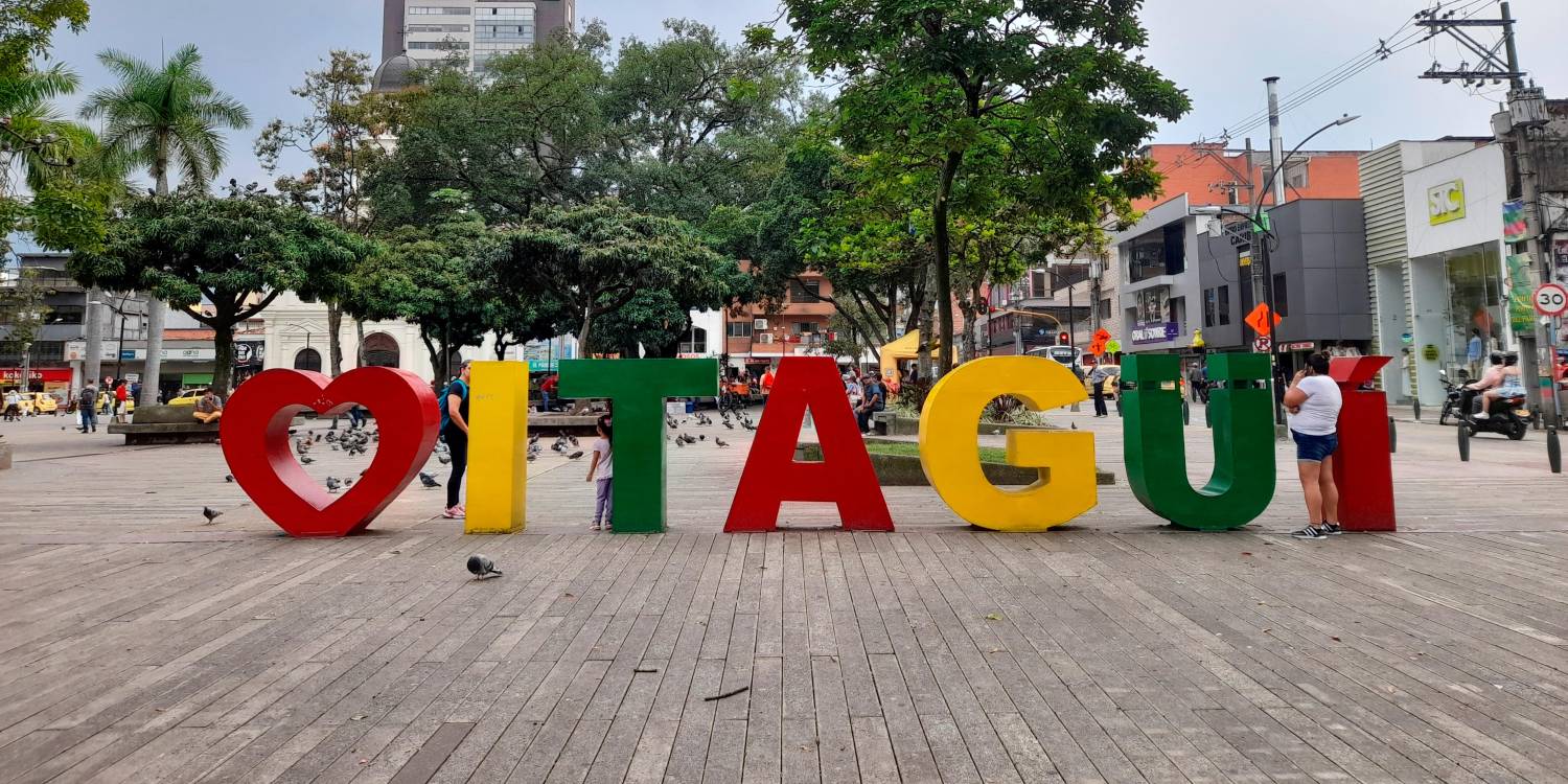 “Aquello que uno siempre busca en un lugar es la tranquilidad para vivir y trabajar; Itagüí me ha dado esos elementos”, Juan Sánchez, lustrador de zapatos.
