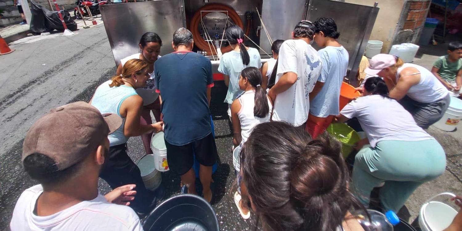 Los habitantes de la comuna 6 - Doce de Octubre salen con baldes y cocas para poder recolectar el agua de los carrotanques. <b><span class=mln_small-caps_mln>/ FOTO: MAURICIO PALACIO</span></b>