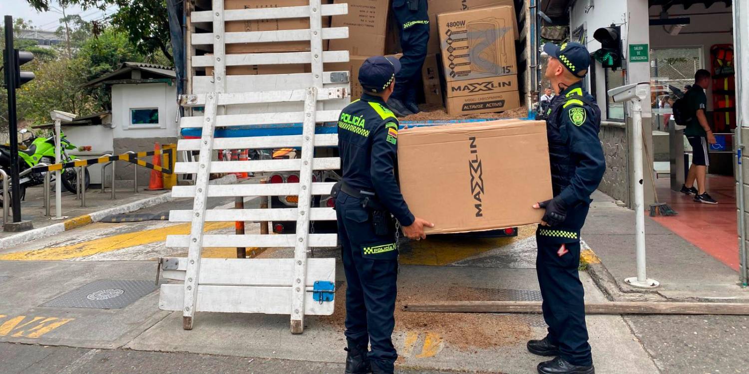 $!La Policía revisando los parlantes recuperados. /FOTO: POLICÍA NACIONAL
