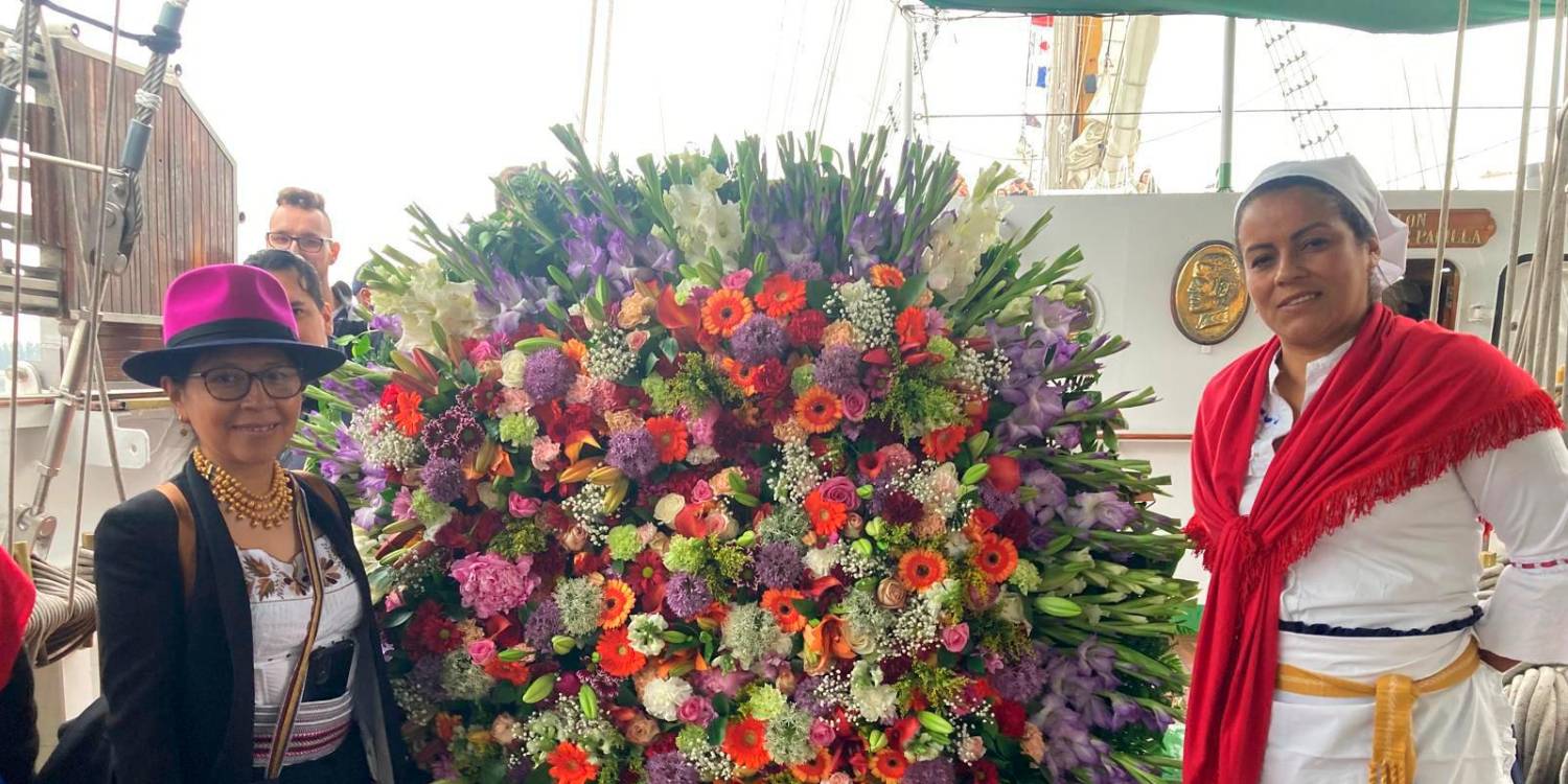 La silletera ha posado con los visitantes que se acercan al Buque Gloria. /FOTO: CORTESÍA