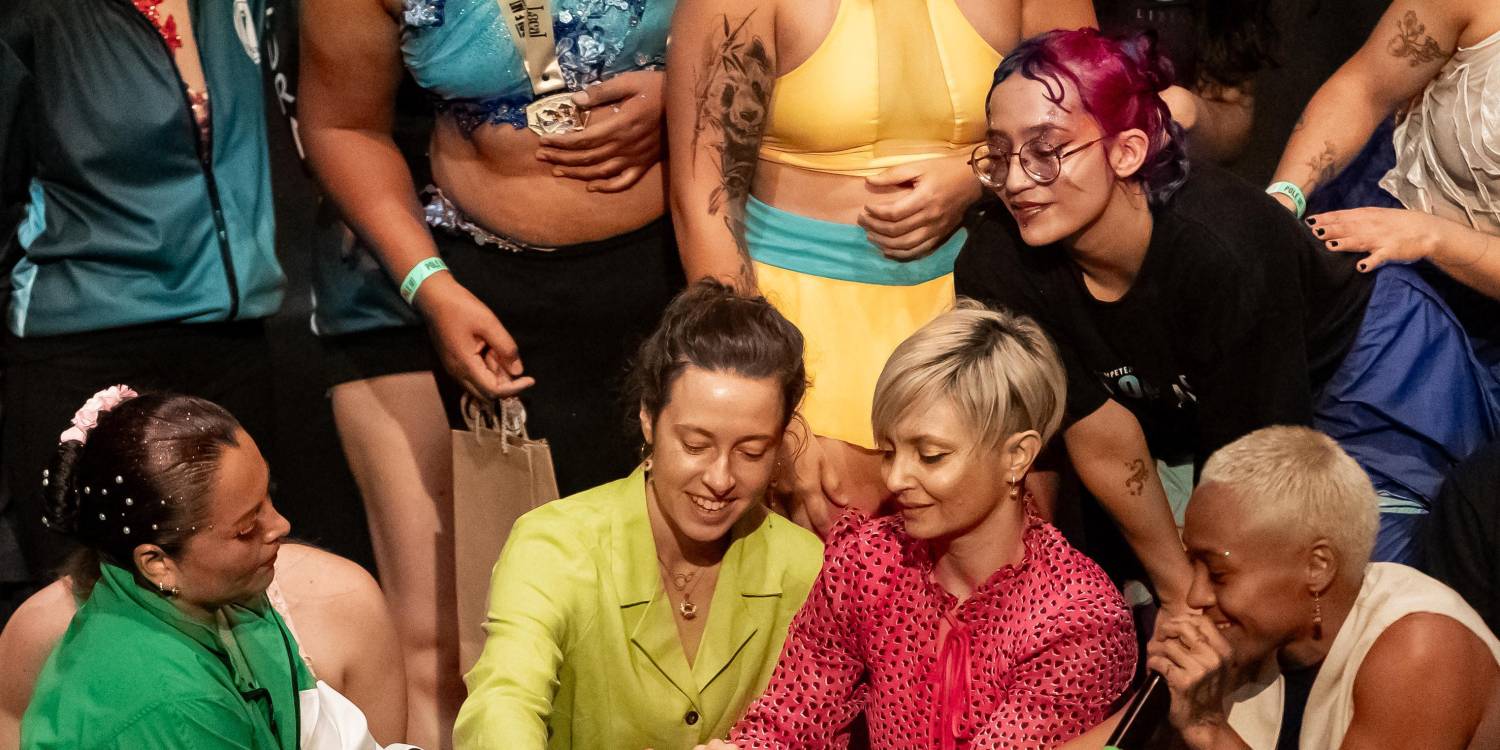 Al unirse, las medallas de Pole Art Colombia forman una nueva figura, lo cual refleja la idea de que sin el otro no hay competencia. FOTO: CORTESÍA.