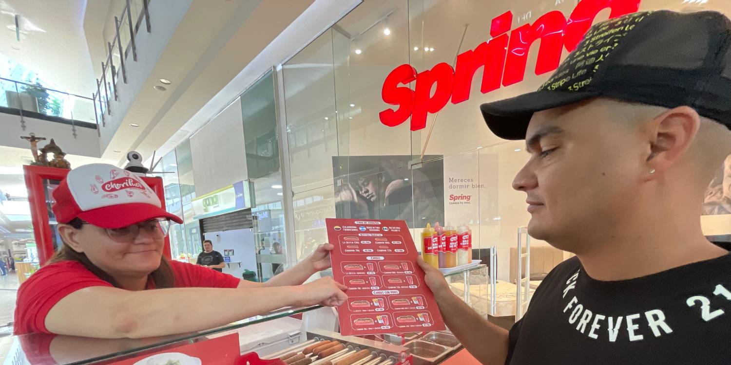 <b>Los chorizos, insumo principal de este comestible, son comprados en el Restaurante Doña Rosa lo que habla de la calidad del producto. FOTO : JAIDER ESCOBAR</b>