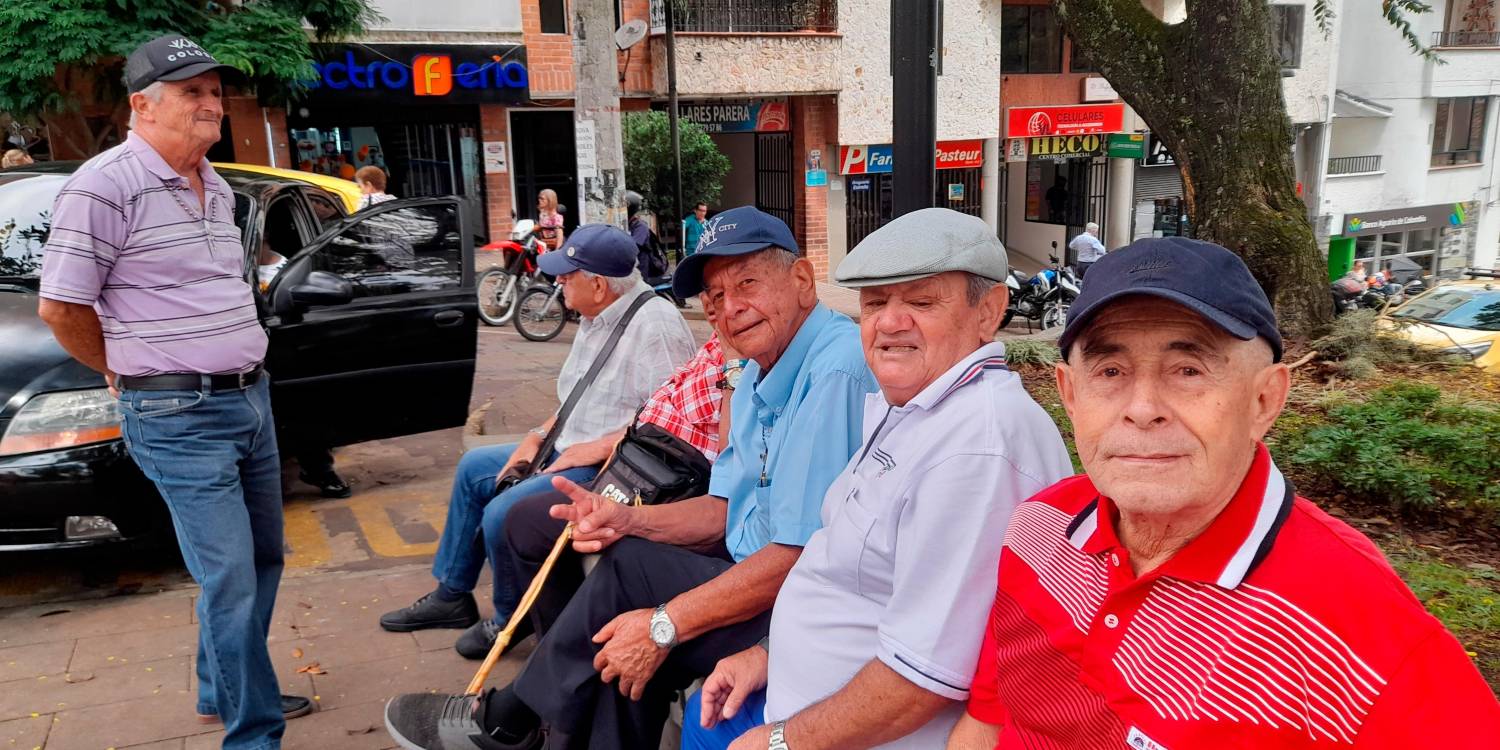 Jairo Javier Restrepo (de rojo) comparte con sus amigos en el parque de La Estrella. / FOTO: DANIEL GONZÁLEZ.