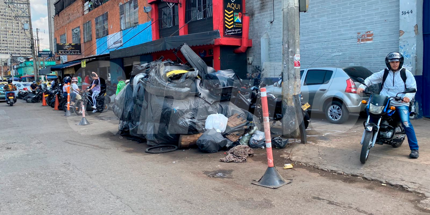 Los vehículos que se parquean en las aceras, la basura y la chatarra también le quitan espacio a este sector.