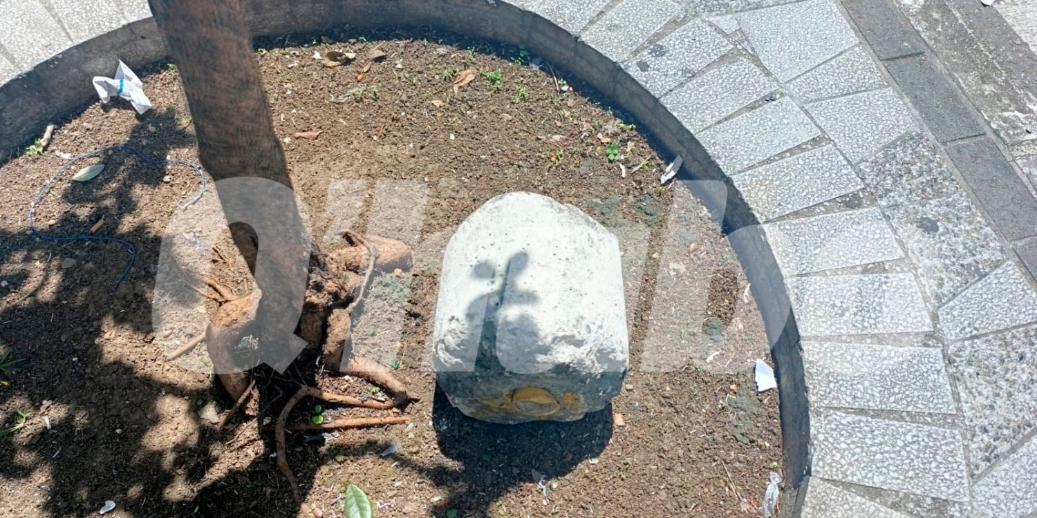 Con esta piedra habrían atacado a este joven. <b><span class=mln_small-caps_mln>/FOTO: ALEJANDRA MORALES</span></b>