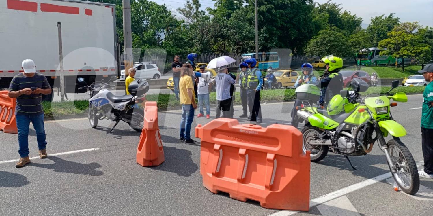 Los vehículos no pudieron seguir porque las autoridades cerraron el ingreso a la glorieta de la Terminal del Norte. /FOTO: ALEJANDRA MORALES RÍOS