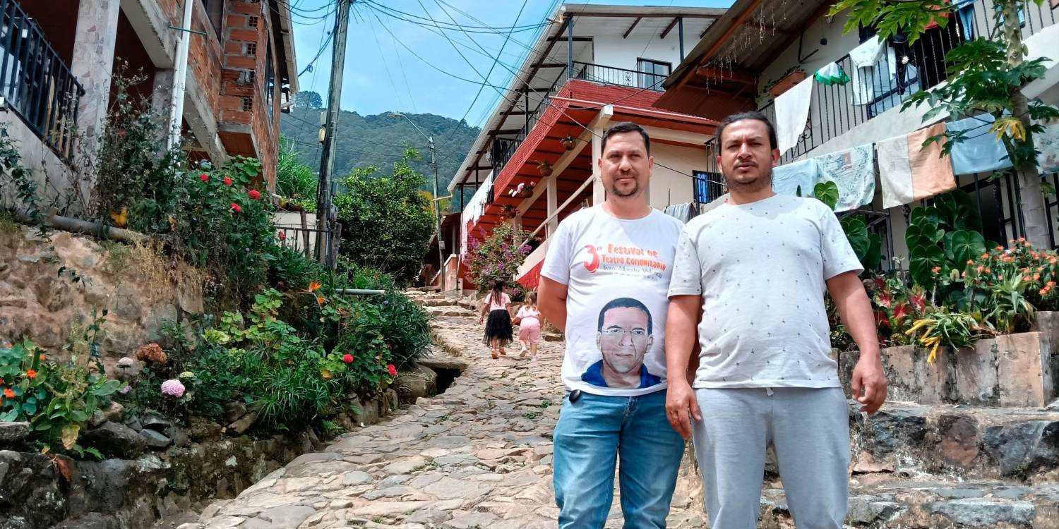 Willinton Foronda (derecha) y Juan David Monsalve, habitante, no cambian a Altavista por nada. Aquí, en el camino ancestral de guacas. / FOTO: ANDRÉS BEDOYA