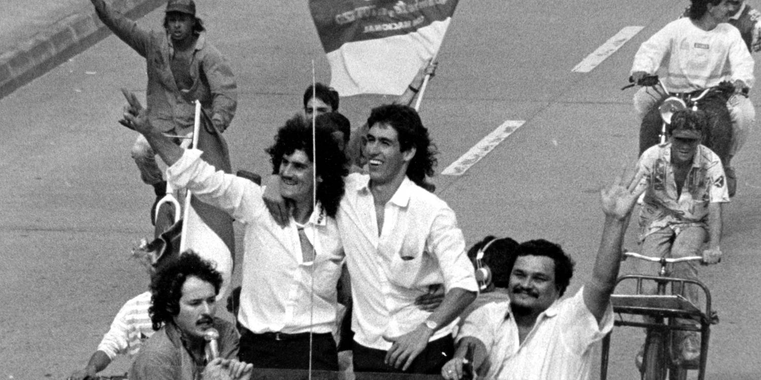 Leonel Álvarez (izq) y Andrés Escobar (der), en el abrazo del triunfo; en la caravana de la victoria de la Libertadores de 1989. A su izquierda, Luis Fernando Muñera Eastman, y a su derecha, Guillermo Montoya. <b><span class=mln_small-caps_mln>/ FOTO: FOTOTECA EL COLOMBIANO - JORGE ZULETA</span></b>