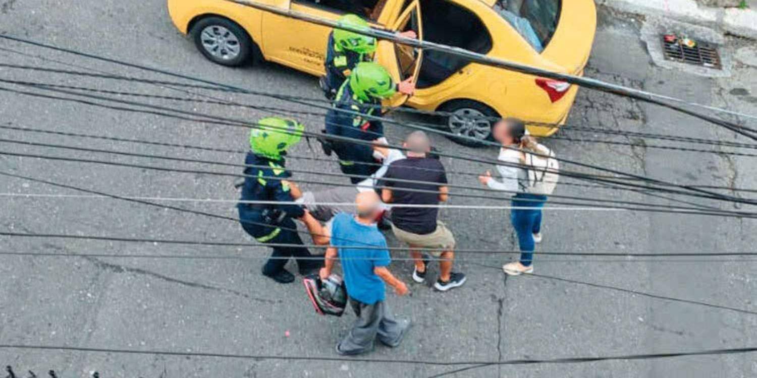 En esta imagen, tomada momentos después del ataque, se aprecia que las víctimas fueron llevadas a centros asistenciales. <b><span class=mln_small-caps_mln>/FOTO: ARCHIVO</span></b>