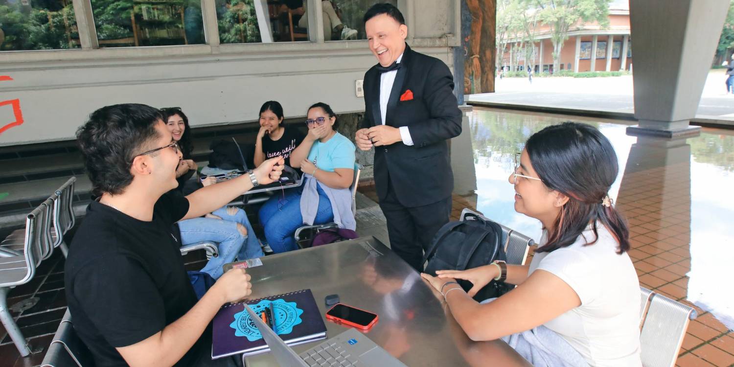 Chalo también descrestó con sus trucos en la U. de A. Se graduará como licenciado de artes proximamente. / FOTO: ESNEYDER GUTIÉRREZ