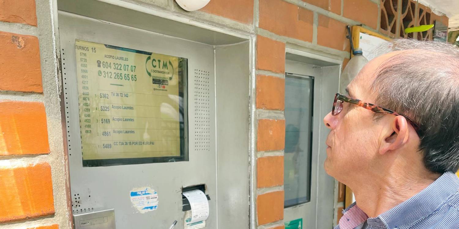 Jorge Meza verifica en qué turno está en la lista, para analizar si tiene tiempo de ir a jugarse otra partida con sus colegas, antes de tomar el próximo servicio. / FOTO: JAIDER ESCOBAR.