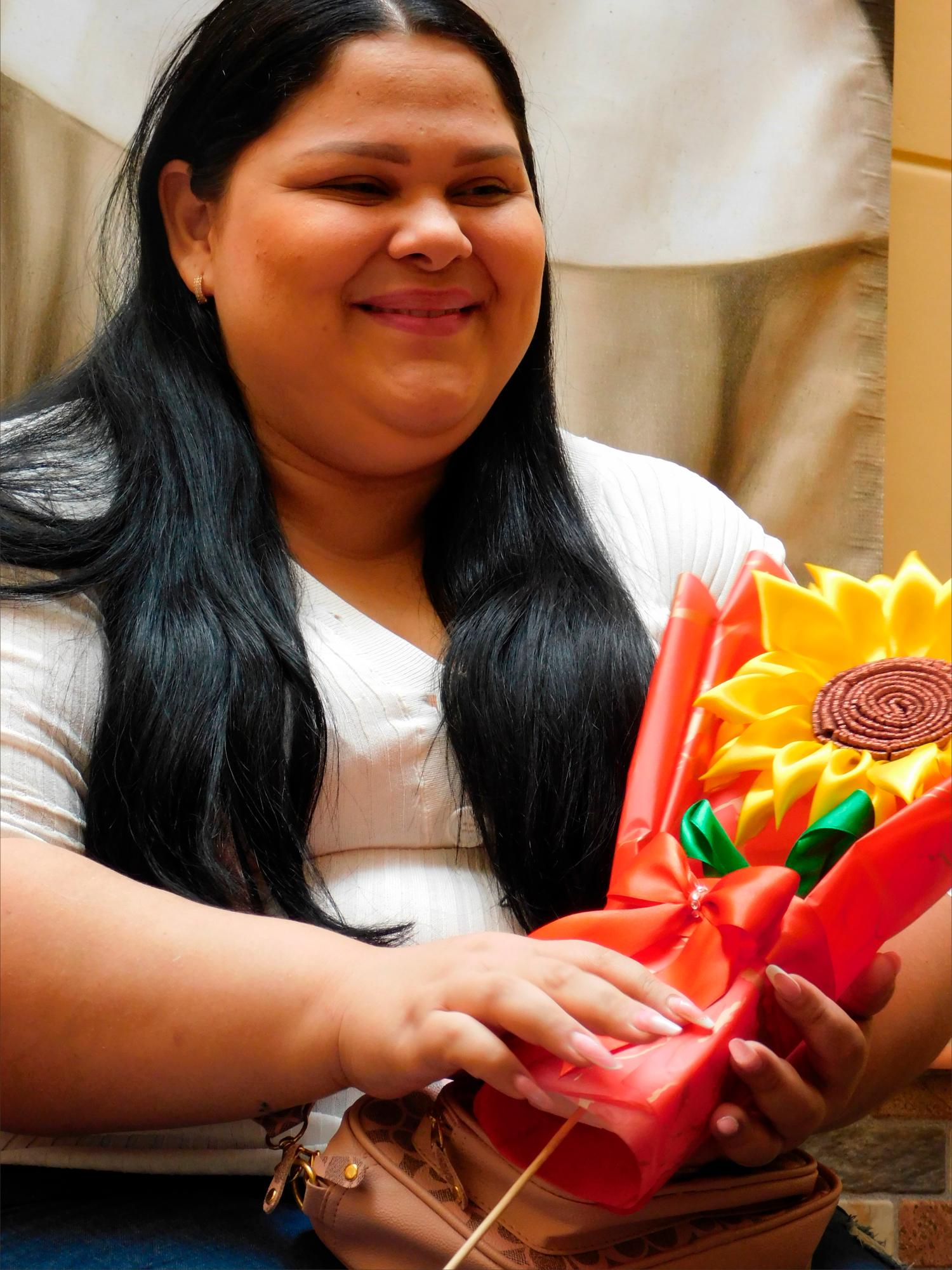 #MujeresResilientes Las rosas que elabora Rosányelis son eternas