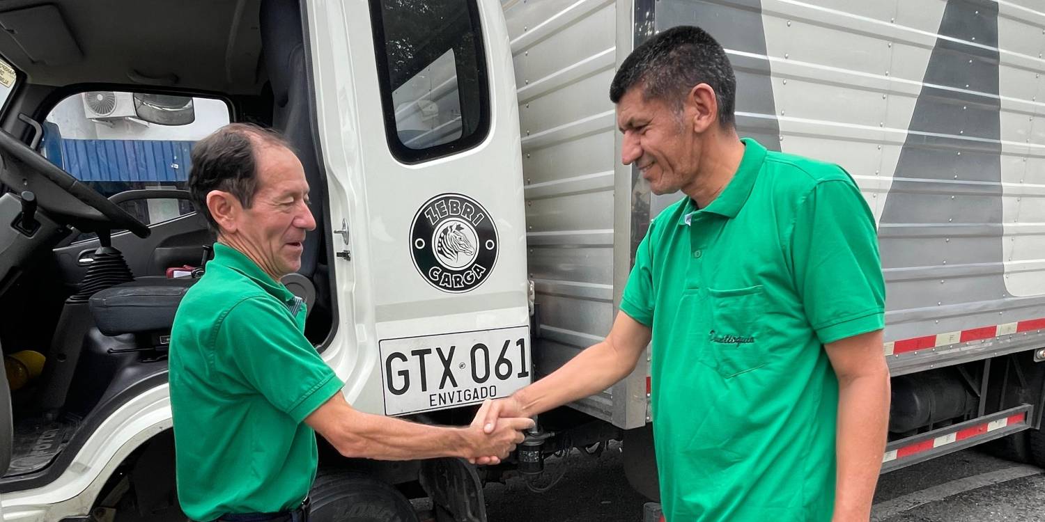 Cristóbal (der.), quien se caracteriza por la cordialidad con sus compañeros, recibe a Elkin (izq.) tras su regreso de la ruta. FOTO: