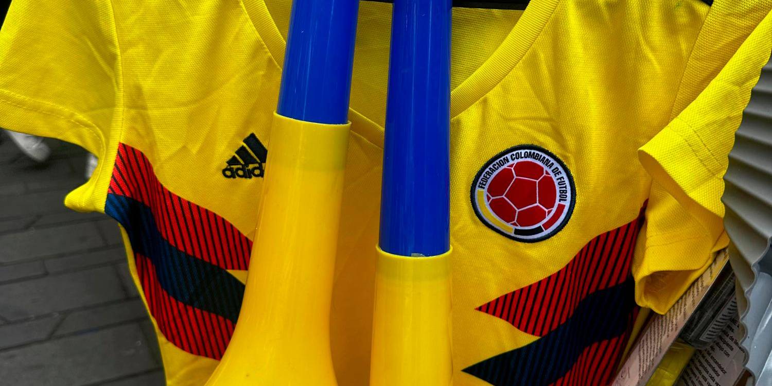 Camiseta y vuvuzela en combo. /FOTO: SINDY VALLE.
