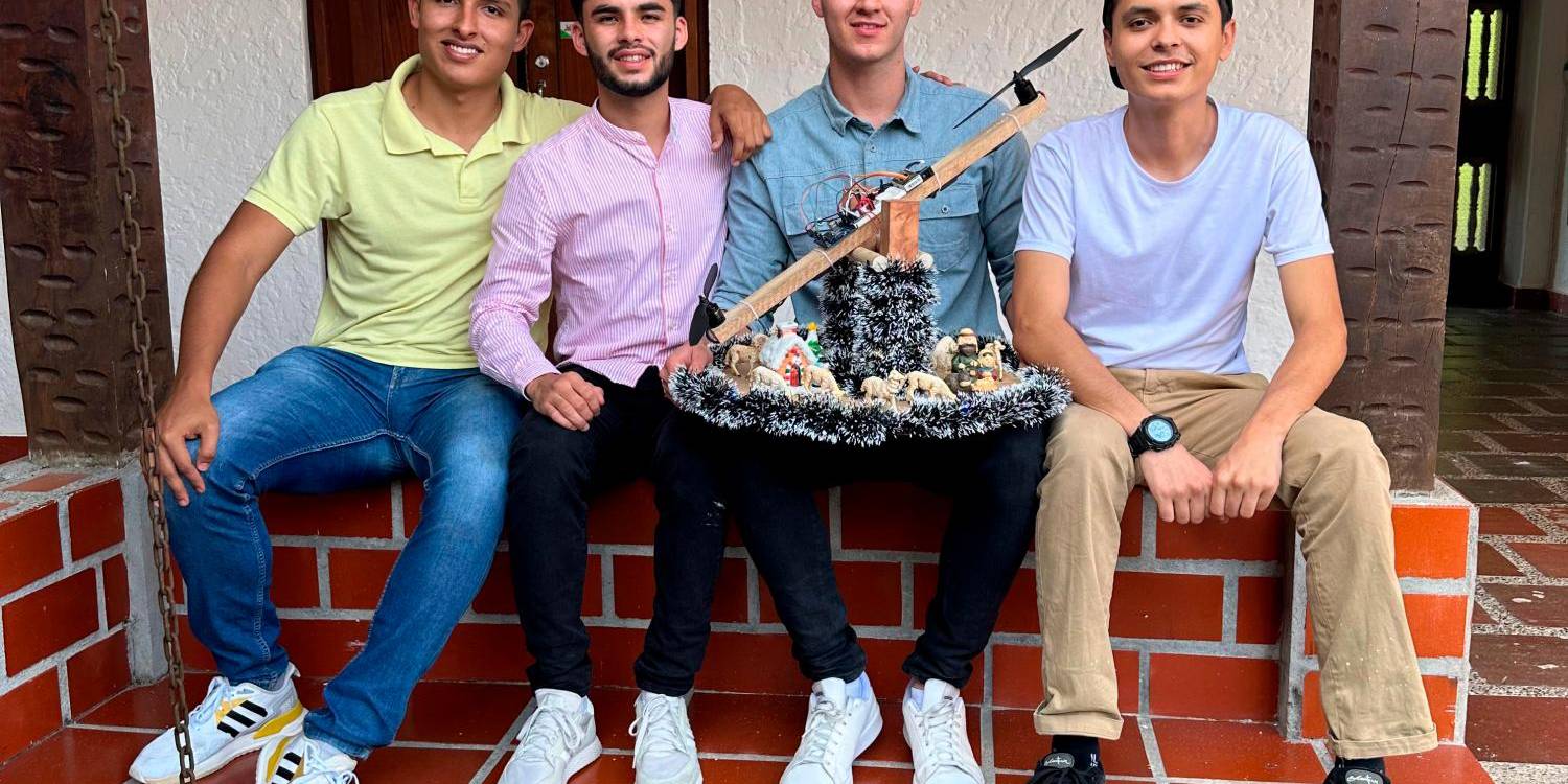 (De izq. a der.) Anderson Romero, Juan José Gómez, Juan Felipe Ríos y Gerardo Ramírez, quienes están en el último semestre de ingeniería aeroespacial. /FOTO: CORTESÍA
