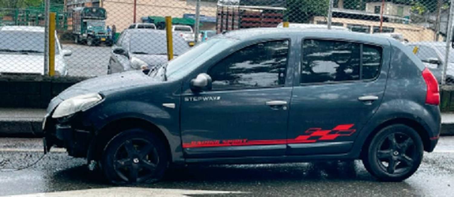 El carro quedó en pérdida total: la cojinería estaba empapada y las cuerdas del sistema eléctrico, sueltas. La pregunta es: ¿quién responde por estos daños? <b><span class=mln_small-caps_mln>/FOTO: CORTESÍA FAMILIA</span></b>