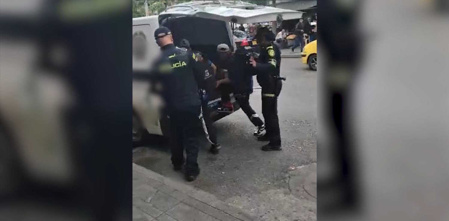 Los menores fueron llevados por los policías a la Comisaría de Familia para el restablecimiento de sus derechos. FOTO: TOMA DE VIDEO - POLICÍA METROPOLITANA