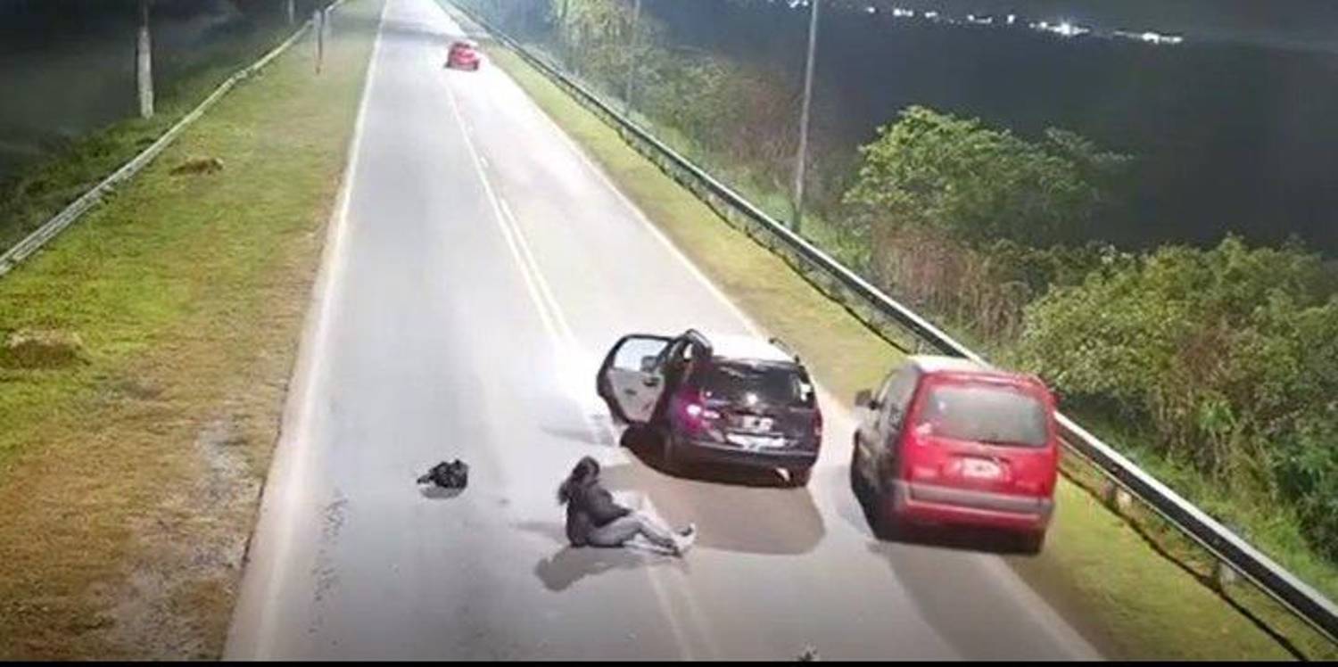 En video quedó el momento en que la mujer se tira del vehículo en movimiento. <b><span class=mln_small-caps_mln>/FOTO: Redes sociales.</span></b>