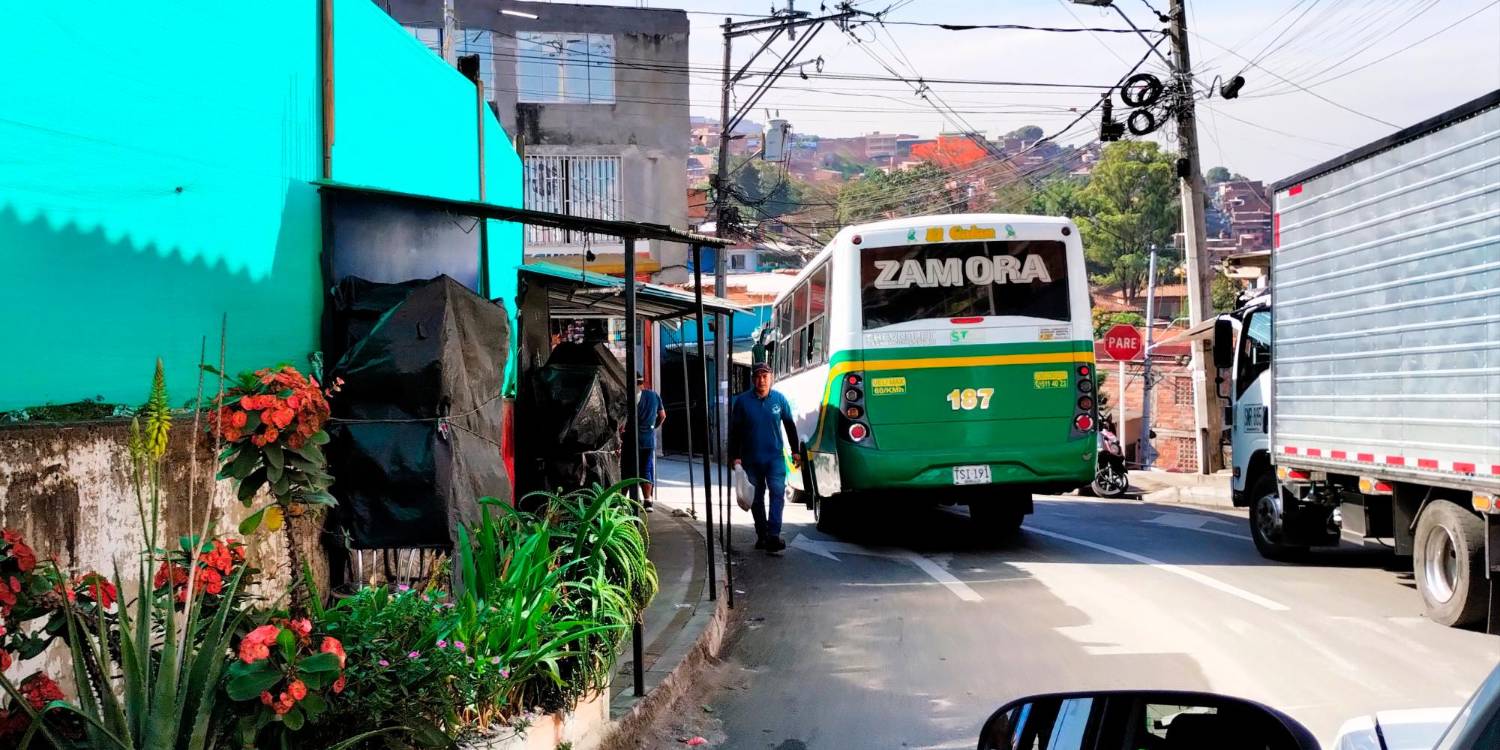 Esta es una de las vías que cambió de sentido en el barrio Santa Rita. /FOTO: ALCALDÍA DE BELLO