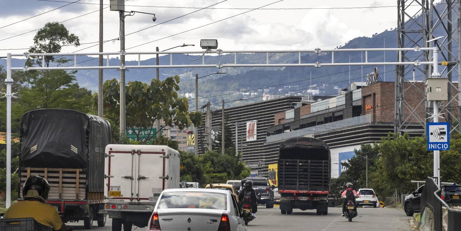 Cámaras de fotomulta instaladas en Envigado. Ubicación sector de Viva Envigado. FOTO: CAMILO SUÁREZ