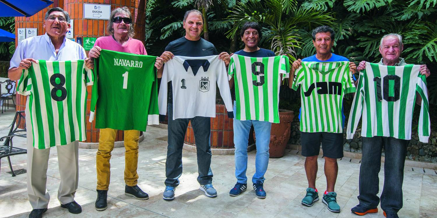 (de izq. a der.) Tito junto a Raúl Navarro (q.e.p.d.), Lorenzo Carrabs, Oswaldo Marcial Palavecino (q.e.p.d.), César Cueto y Jorge Hugo Fernández, en el homenaje por los 70 años de Nacional, en el 2017. FOTO: JULIO CÉSAR HERRERA