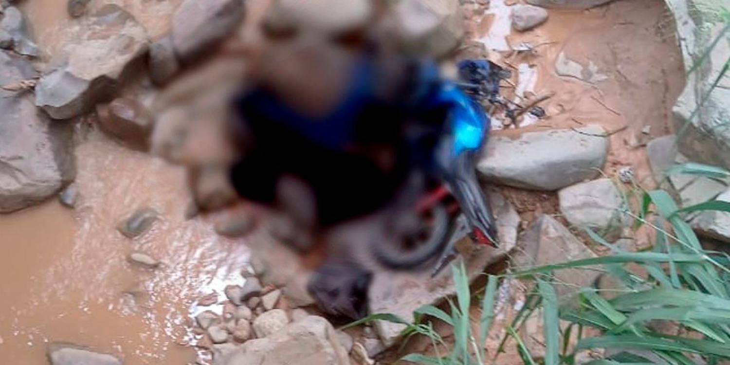 El motociclista cayó a unas piedras entre Fredonia y Puente Iglesias. /FOTO: CORTESÍA DENUNCIAS ANTIOQUIA