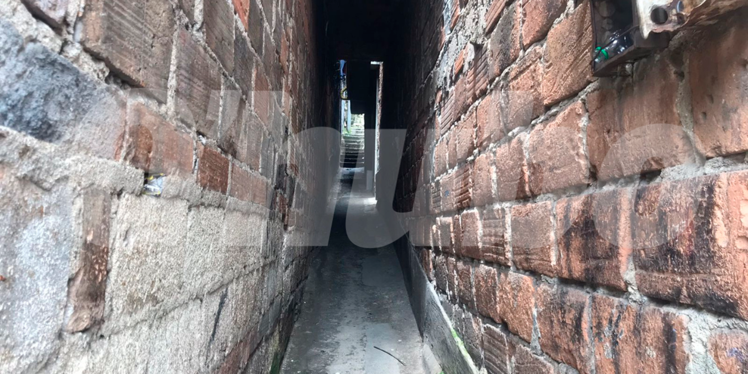 Por este estrecho callejón tuvo que pasar el agresor de José Antonio para llegar hasta la casa donde se encontraba durmiendo. <b><span class=mln_small-caps_mln>/ FOTOS: LAURA ROSA JIMÉNEZ V.</span></b>