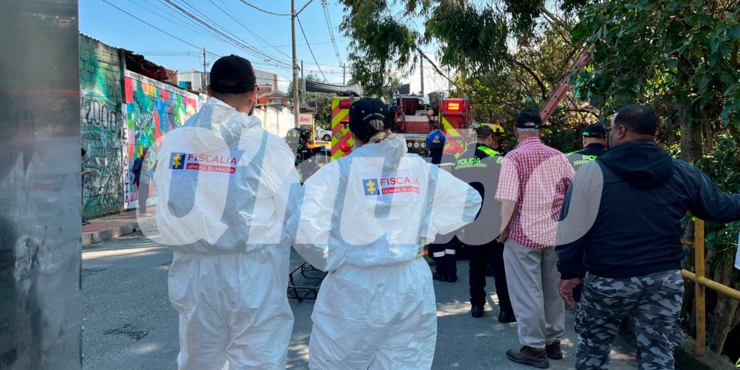 $!El cuerpo fue recuperado por los bomberos y agentes del CTI de la Fiscalía se encargaron de las labores judiciales. /FOTO: ANDRÉS FELIPE OSORIO GARCÍA