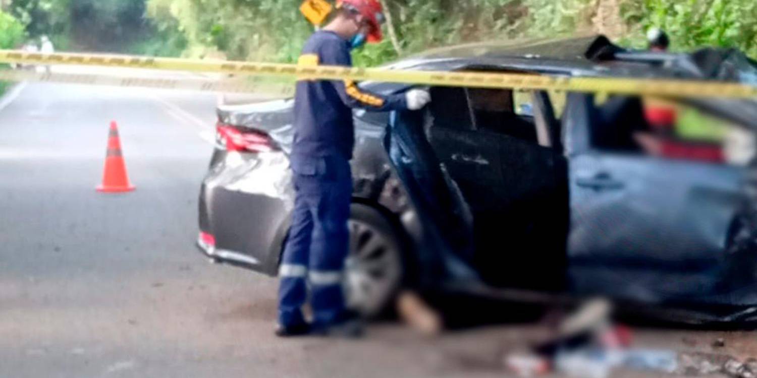 El carro quedó en plena vía con las víctimas fatales. /FOTO: CORTESÍA DENUNCIAS ANTIOQUIA