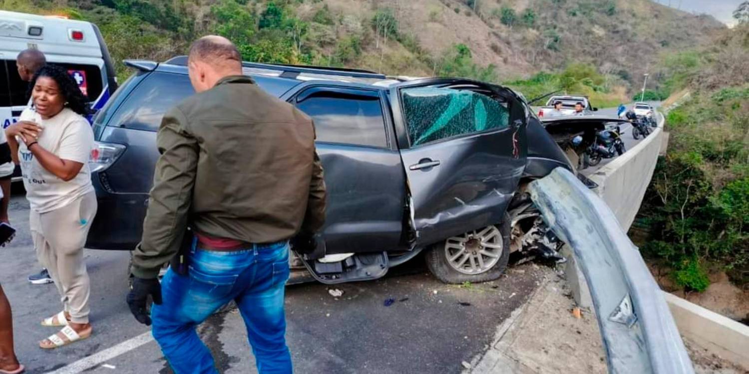 $!Así quedó la camioneta en la que viajaba Yirledis y su familia. /FOTO: CORTESÍA