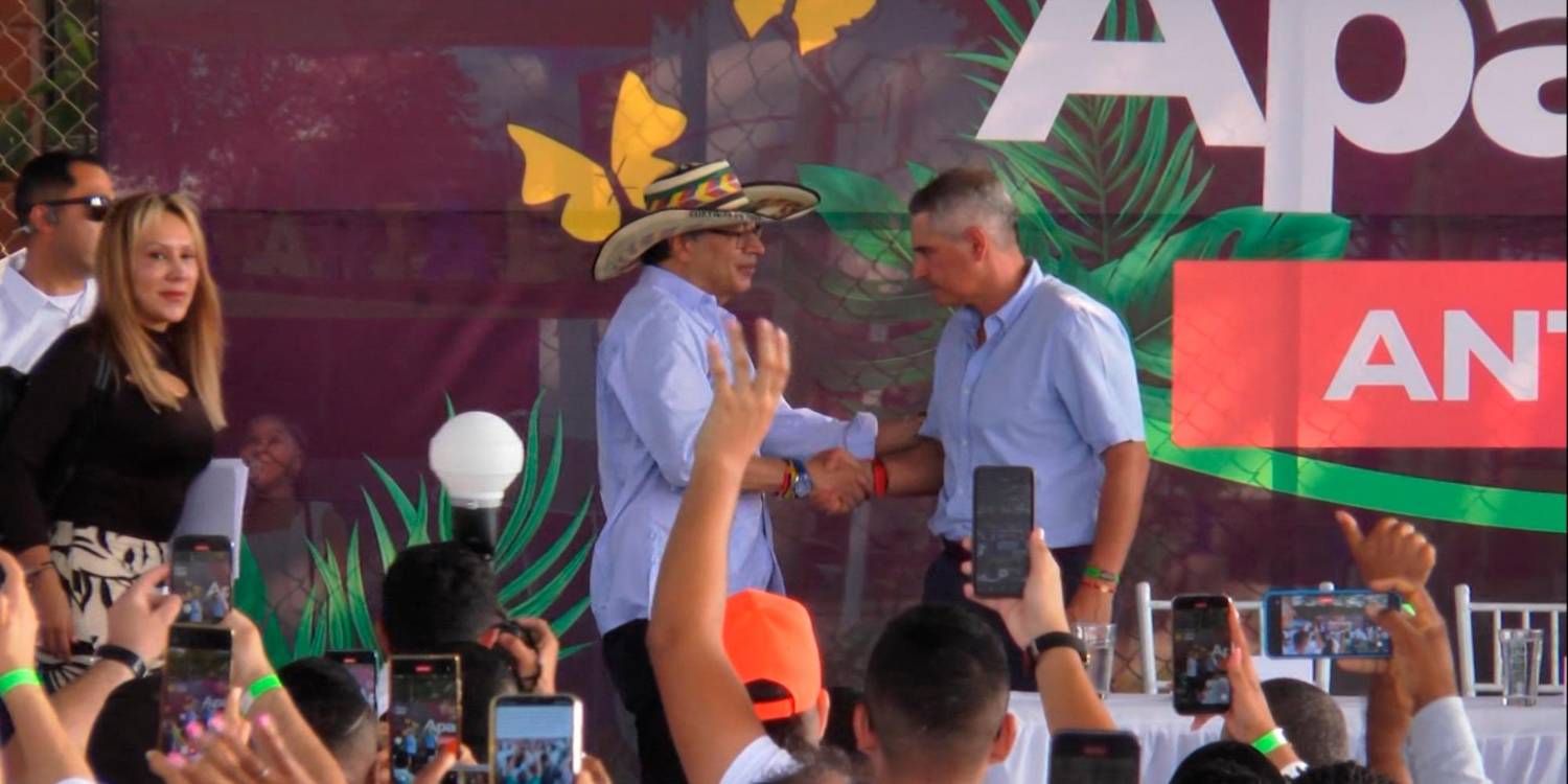 Así fue el saludo de Gustavo Petro y Andrés Julián Rendón. /FOTO: REDES SOCIALES
