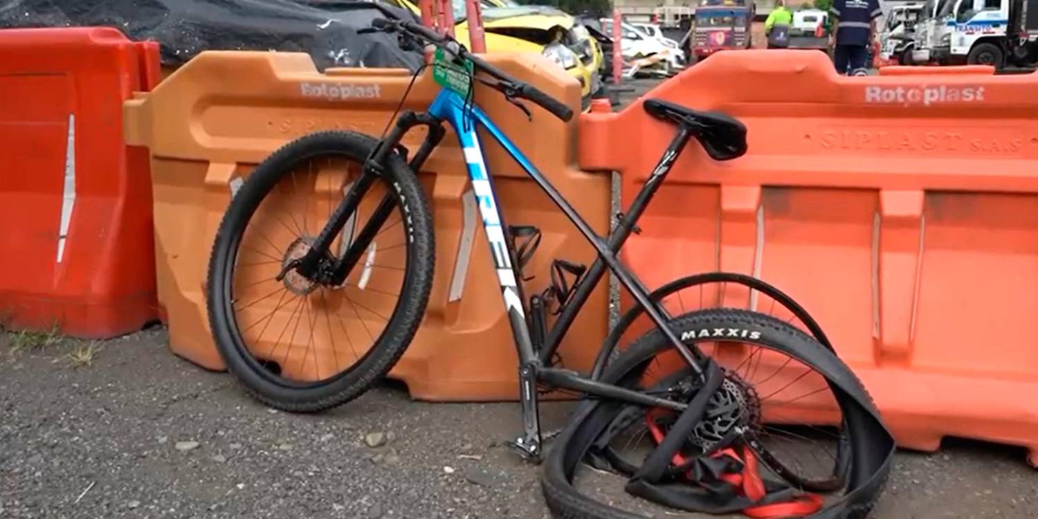 Bicicleta en la que iba una mujer que fue atropellada en la avenida Las Vegas. /FOTO: CORTESÍA ALCALDÍA DE MEDELLÍN