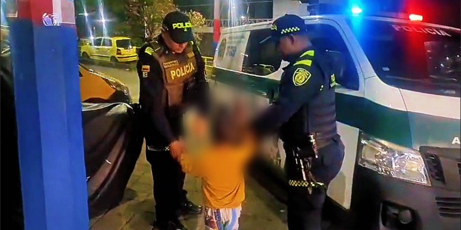 Los uniformados aseguraron la zona para evitar que el niño corriera algún riesgo mientras activaban el protocolo de protección. FOTO: ALCALDÍA DE MEDELLÍN