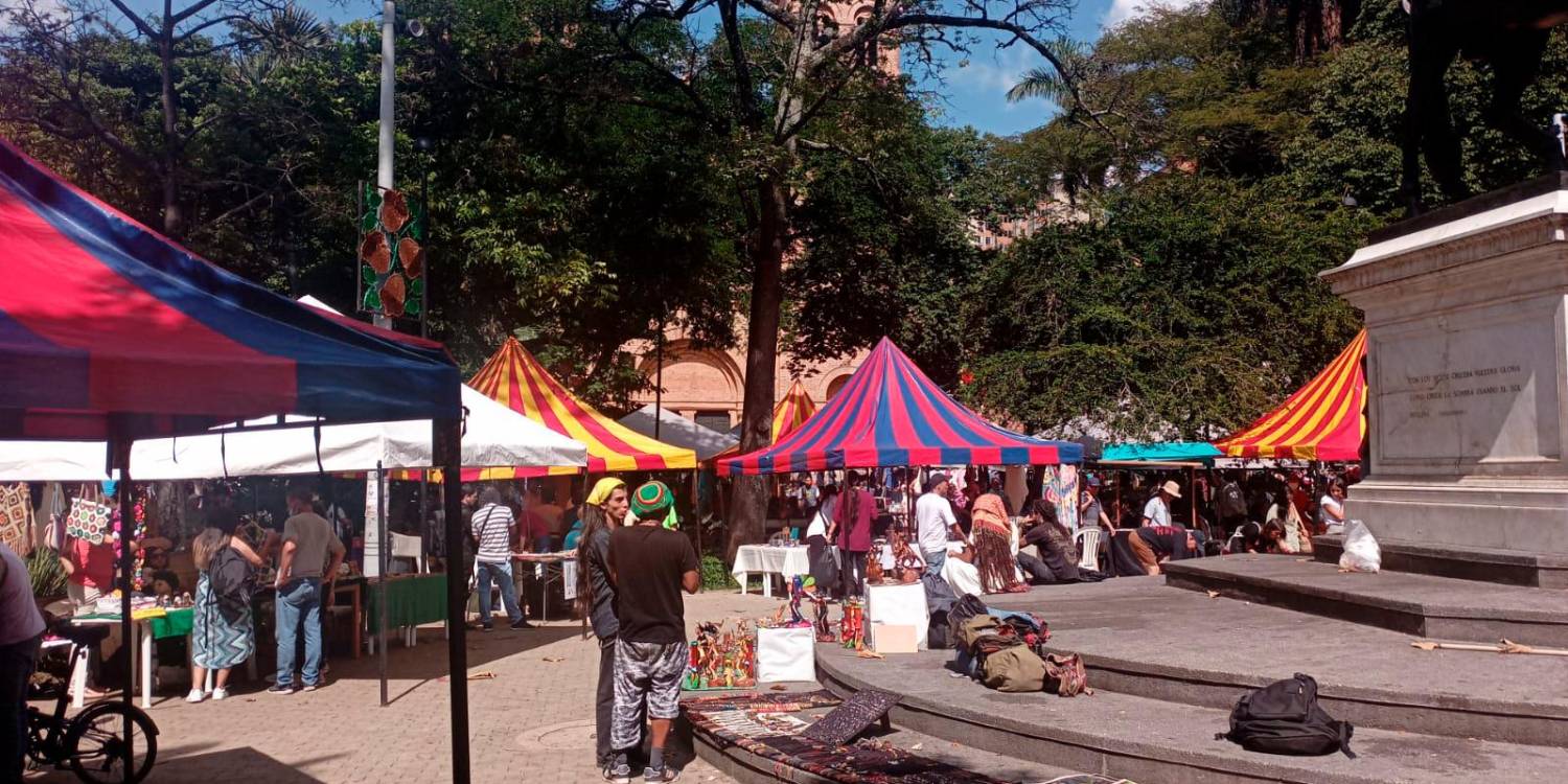Los emprendedores ubicaron sus productos donde pudieron para poder trabajar. /FOTO: CORTESÍA.