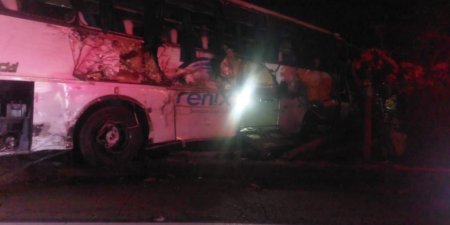 Así quedó el bus en la parte lateral tras el fuerte impacto. <b><span class=mln_small-caps_mln>/FOTO: CORTESÍA</span></b>