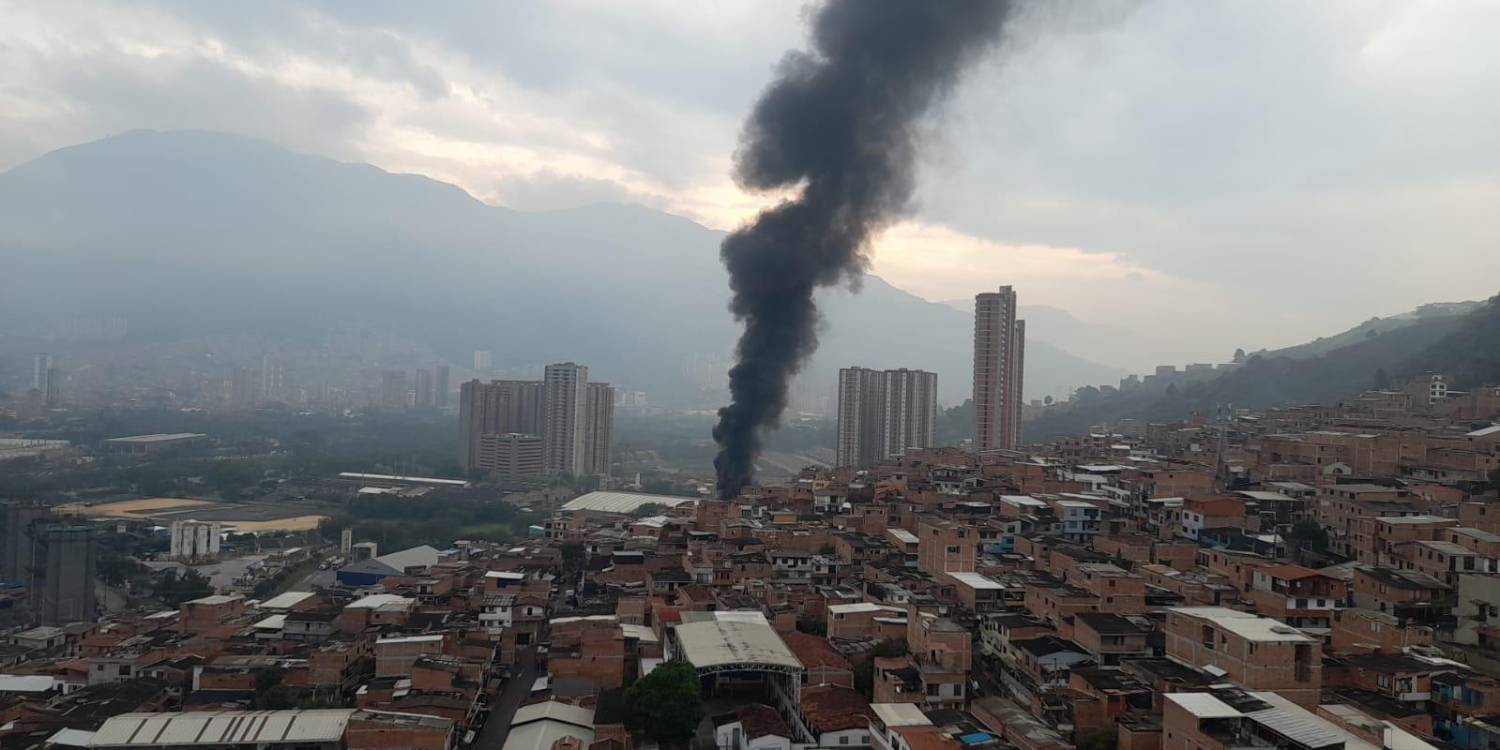 Las columnas de humo se podían observar desde gran parte del Valle de Aburrá. <b><span class=mln_small-caps_mln>/ FOTO: @soydeituango</span></b>