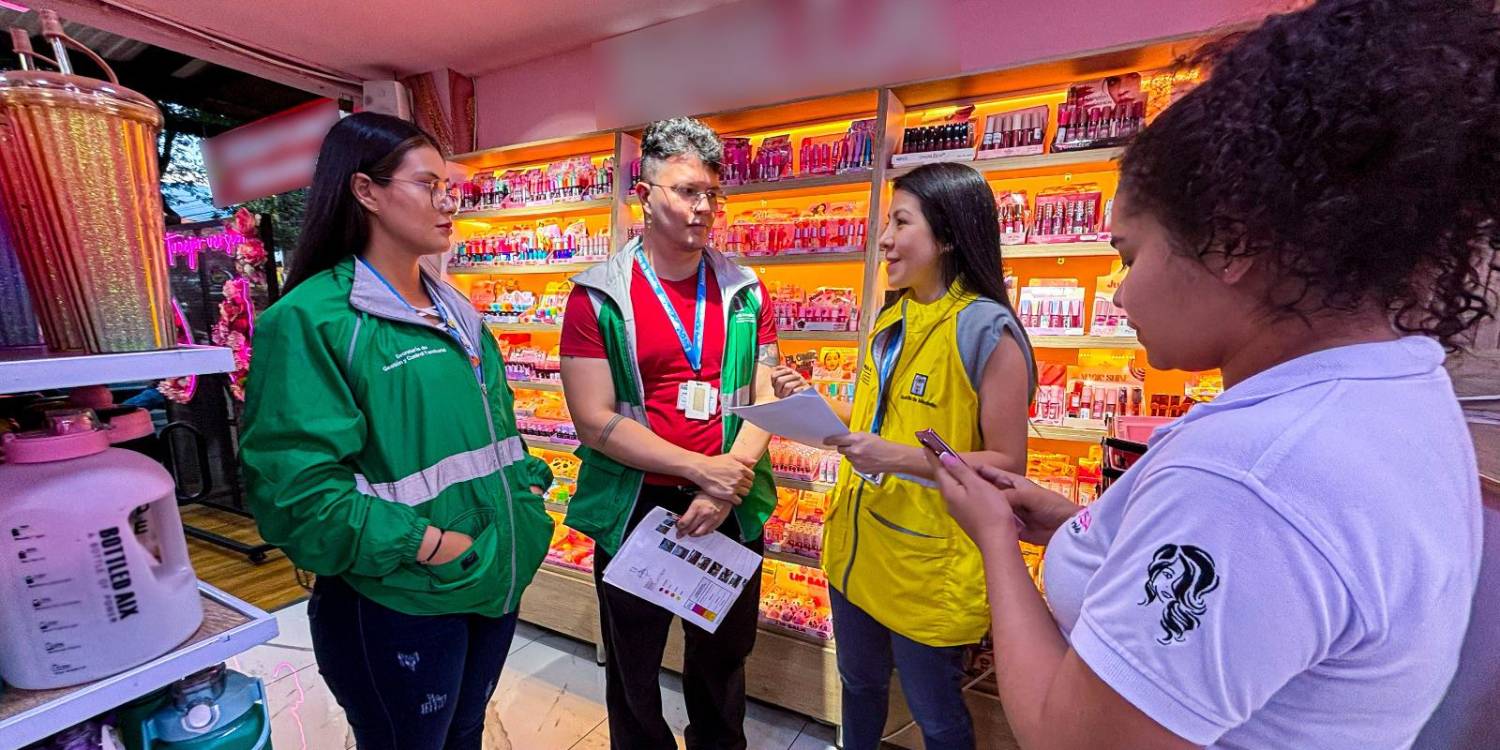 Los negocios deberán desmontar de inmediato lo que tengan instalado por fuera de la norma. FOTO: ALCALDÍA DE MEDELLÍN