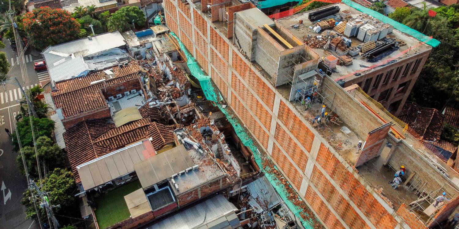 En esta imagen se puede dimensionar al ancho del muro y las edificaciones aledañas afectadas.