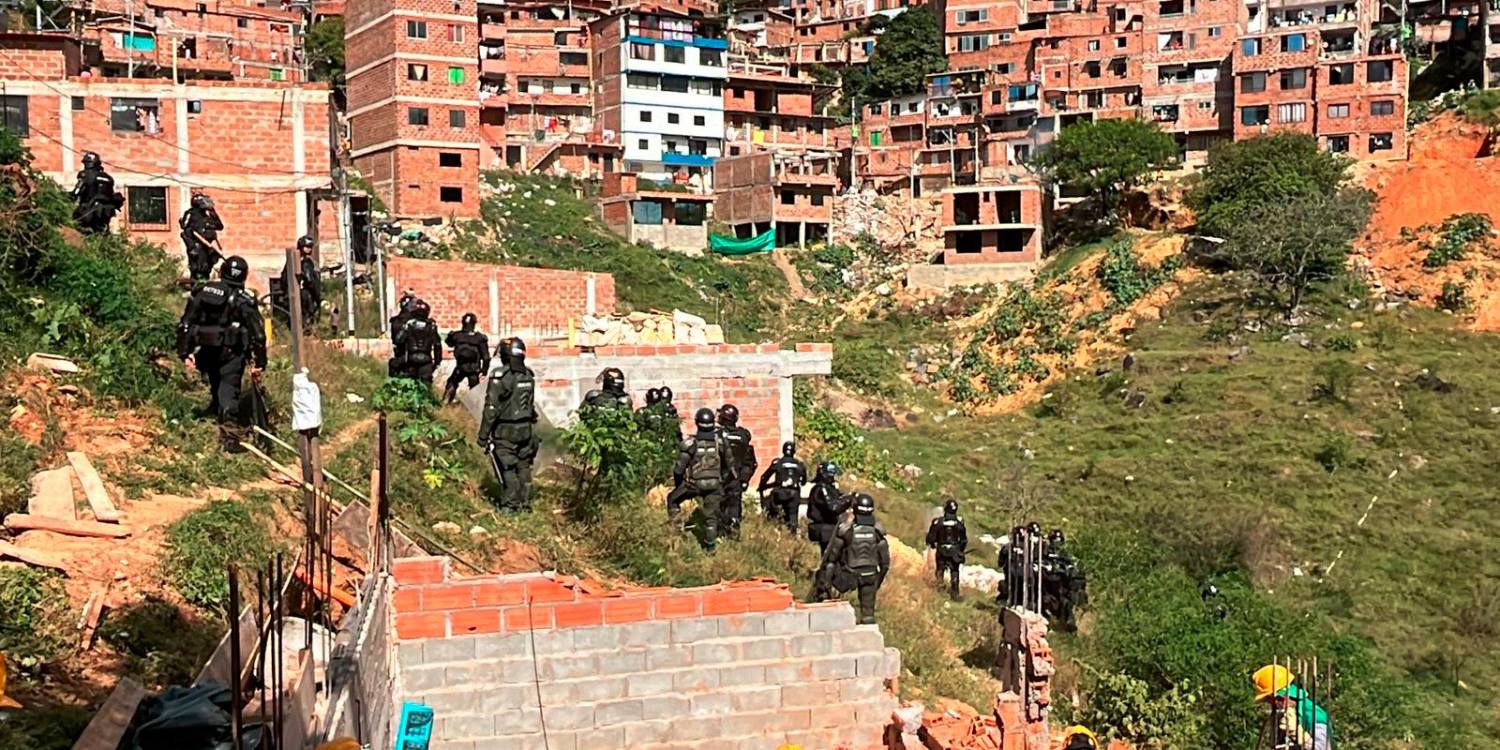 En La Asomadera tuvo que hacer presencia la Undmo, ya que los habitantes del sector se negaron a desalojar. /FOTO: CORTESÍA