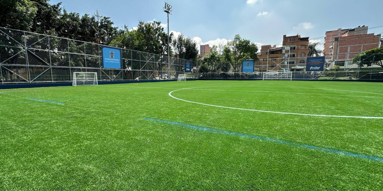El mantenimiento y mejora de canchas también ha sido un hito importante en este proyecto. <b><span class=mln_small-caps_mln>/ FOTO: CORTESÍA ALCALDÍA DE MEDELLÍN</span></b>