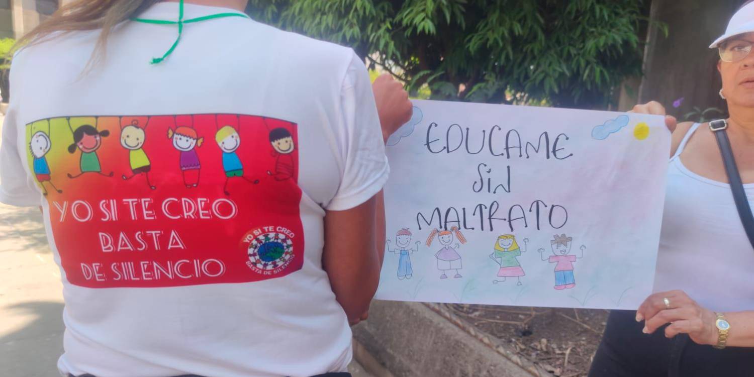 Las madres de familia rechazaron el maltrato en los colegios de Medellín. /FOTO: JULIO CÉSAR HERRERA