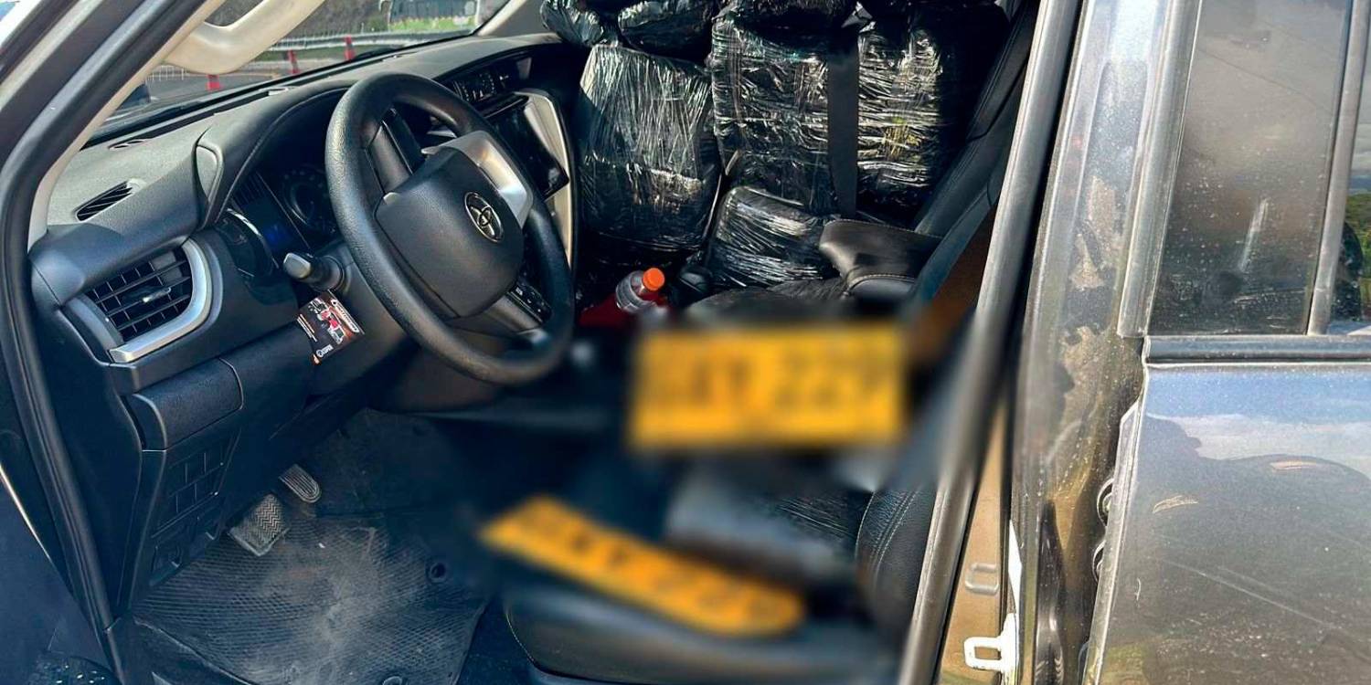 $!En su interior la camioneta tenía un par de placas y la marihuana, casi ni había espacio para el conductor. /FOTO: POLICÍA NACIONAL
