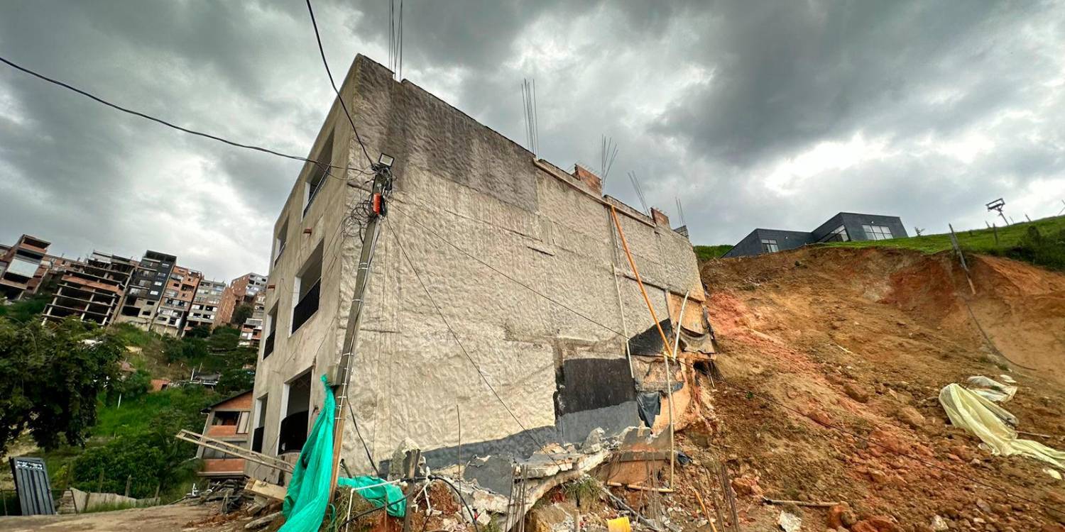 $!Un deslizamiento de tierra habría ocasionado el colapso parcial de la estructura, aunque también habrían incidido las lluvias de los últimos días. /FOTO: DAGRD