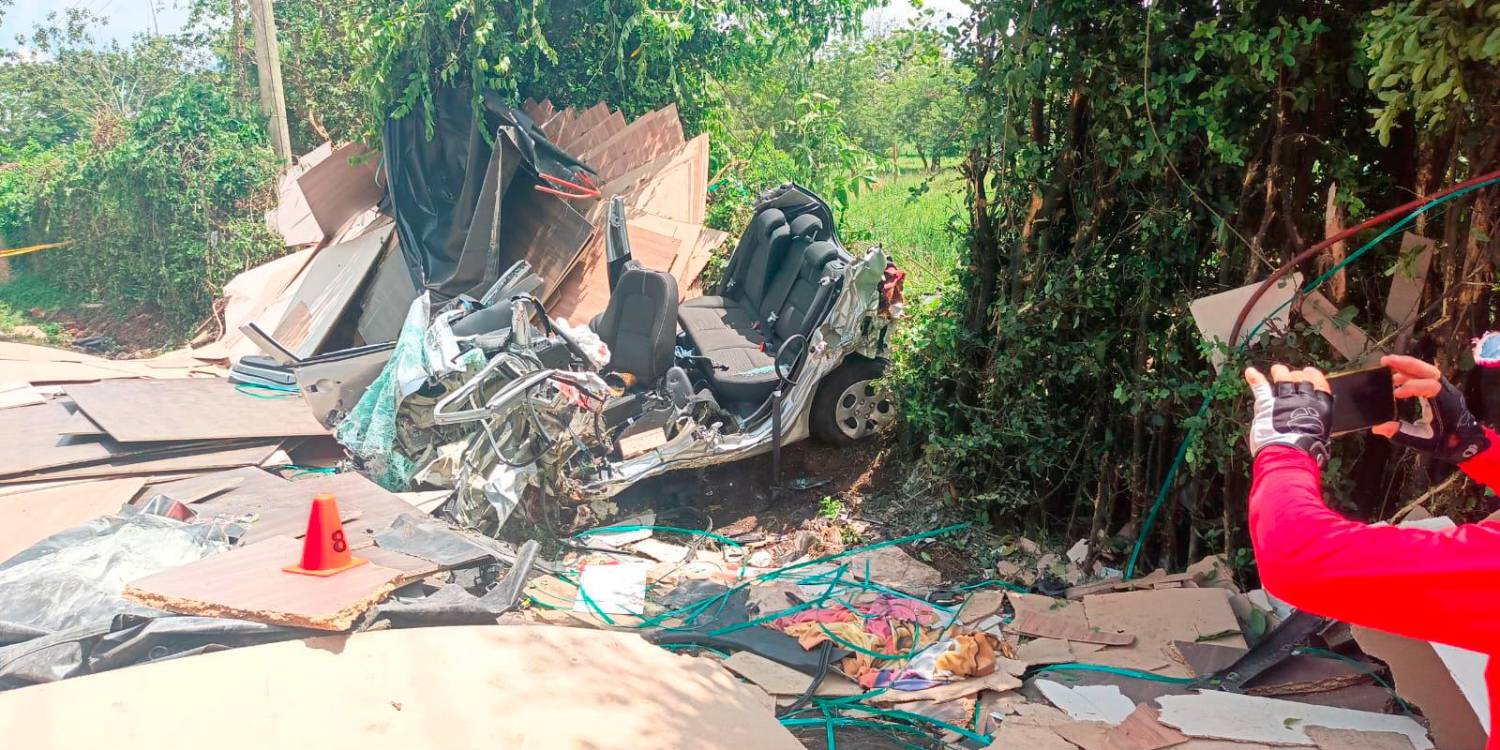 Así quedó el vehículo en el que se movilizaban las tres mujeres, miembros de una misma familia. <b><span class=mln_small-caps_mln>/ FOTO: QUINDÍO 24 HORAS</span></b>