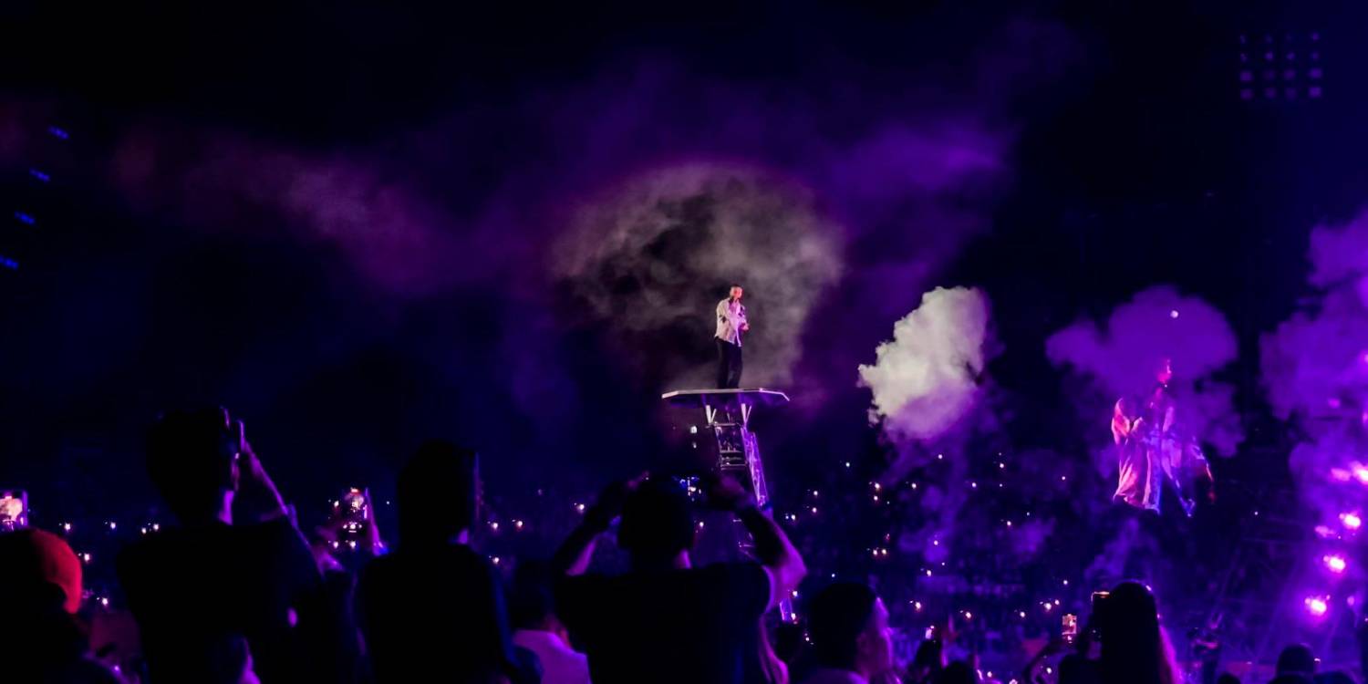 El artista se subió en una plataforma elevada para cantarle de cerca a las tribunas de sur y norte.